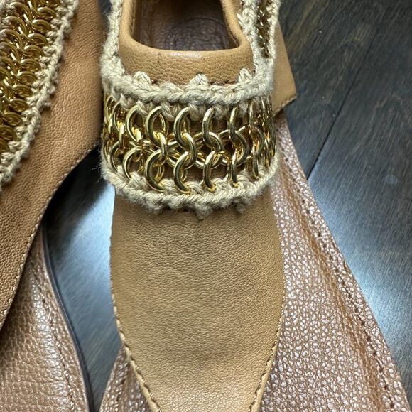 EUC Tory Burch Sandals, Tan/Brown with Gold chain Accent, Size 8 - Picture 6 of 7